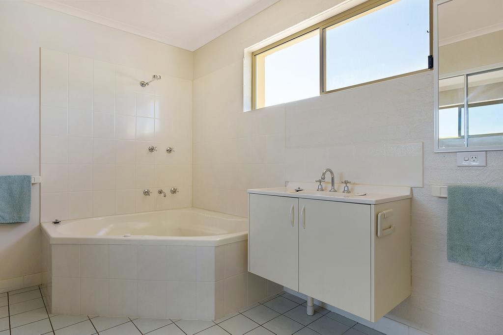 Baywatch Apartments Меримбула Номер фото